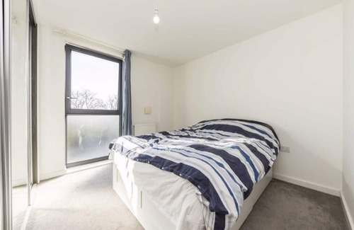 Norwood Green Apartment | South-facing 1bedroom flat with breathtaking views of the canal.