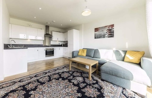 Norwood Green Apartment | South-facing 1bedroom flat with breathtaking views of the canal.