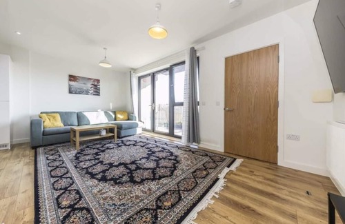 Norwood Green Apartment | South-facing 1bedroom flat with breathtaking views of the canal.