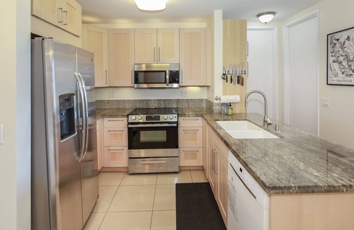 Townsite Condo | South Facing 2 bdrm condo- Super close to beach - C300 North Coast Village