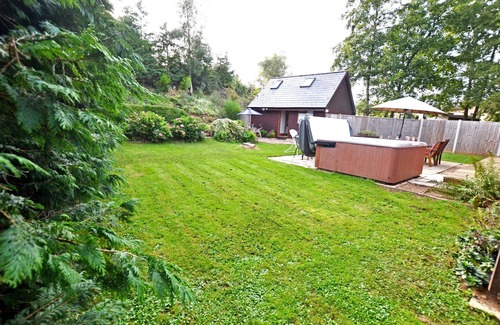 Pentney Cottage | South facing 4br lodge with Hot tub in 1/4 acre in tranquil setting.