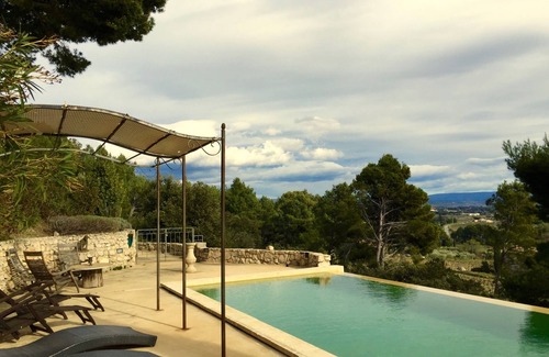 Beaumes-de-Venise Villa | South-facing Provencal villa. Dominant view. Swimming pool open from April to October