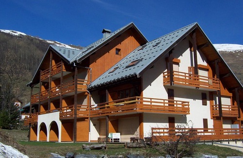 Valloire Apartment | South-facing studio, close to pistes, sleeps 4, pet-friendly, balcony, parking