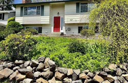 Spokane House | South Hill - 5 Bedroom - Sleeps 12 - Walkable neighborhood near restaurants/park