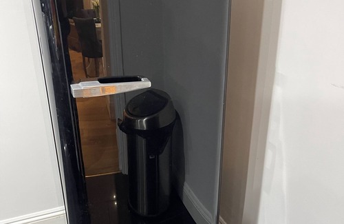 Queen's Gate Apartment | South Kensington, pretty patio flat.5 mins tube, super fast wifi. SKY tv.