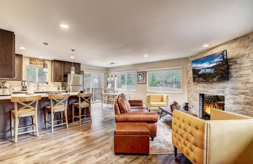 North Upper Truckee House | South Lake Tahoe Romantic Getaway + Hot Tub + Pets