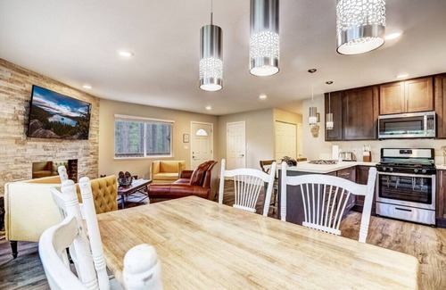 North Upper Truckee House | South Lake Tahoe Romantic Getaway + Hot Tub + Pets