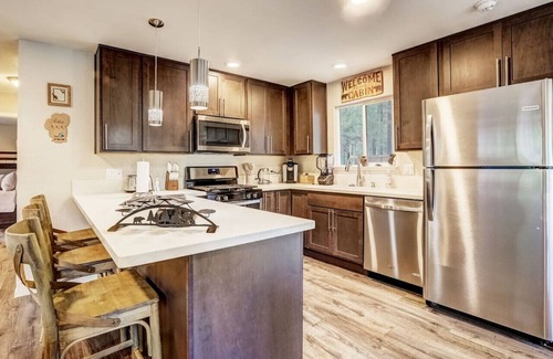 North Upper Truckee House | South Lake Tahoe Romantic Getaway + Hot Tub + Pets