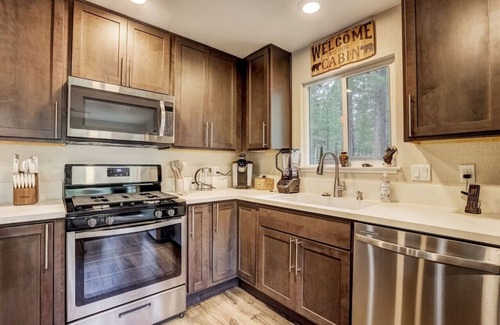 North Upper Truckee House | South Lake Tahoe Romantic Getaway + Hot Tub + Pets