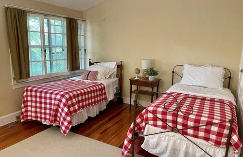 Des Moines Apartment | South of Grand Carriage House- minutes from downtown Des Moines