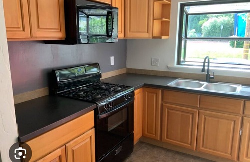 Woodland Hills House | South of Ventura 2 bed 1 bathroom