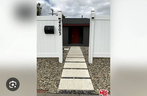 Woodland Hills House | South of Ventura 2 bed 1 bathroom