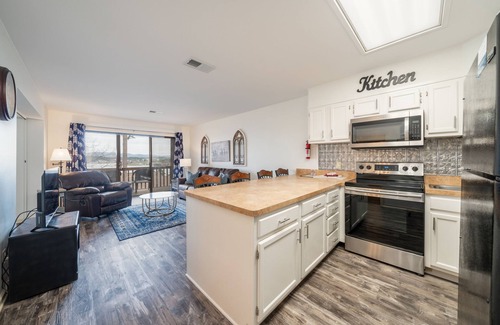 Lake Hamilton Condo | South Shore 1 BDRM! Mini-golf/Gameroom/Hot Tub, 2 Pools, Pickle ball & More!