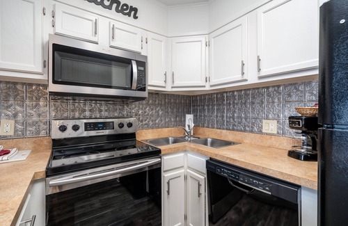 Lake Hamilton Condo | South Shore 1 BDRM! Mini-golf/Gameroom/Hot Tub, 2 Pools, Pickle ball & More!