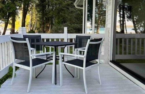 Sturgeon Bay Cottage | South Shore Haven - LAKE FRONT!