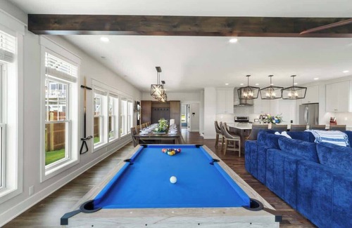 Delavan Lake House | South Shore Retreat: Luxury Lake House - Hot Tub