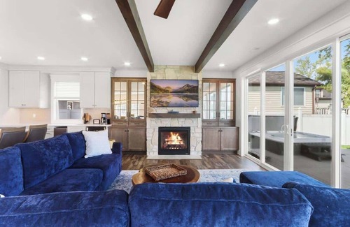 Delavan Lake House | South Shore Retreat: Luxury Lake House - Hot Tub