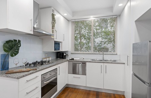 South Yarra Apartment | South Yarra Sleek: Urban Pad