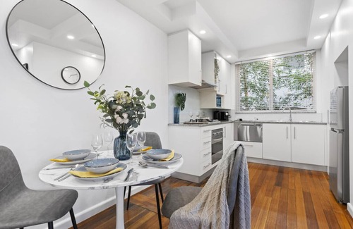 South Yarra Apartment | South Yarra Sleek: Urban Pad