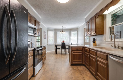 Southaven House | SOUTHAVEN- Full Amenities Home Close to Everything