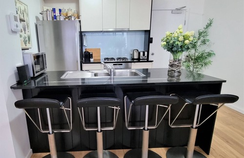 Southbank Apartment | Southbank Apartment with Large Courtyard-pool, tennis, BBQ and the best location