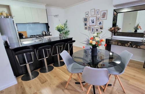 Southbank Apartment | Southbank Apartment with Large Courtyard-pool, tennis, BBQ and the best location