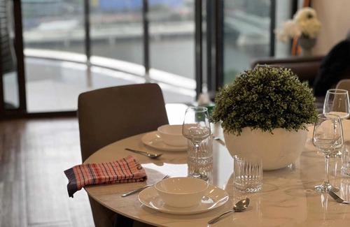 South Brisbane Apartment | Southbank exceptional View with huge balcony High Lvl Suite style APT