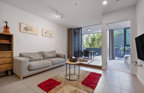 West End Apartment | Southbank One Bedroom Home with Free Parking