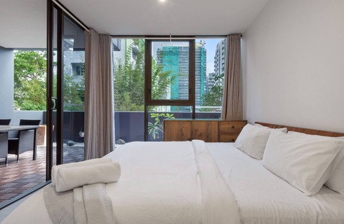West End Apartment | Southbank One Bedroom Home with Free Parking
