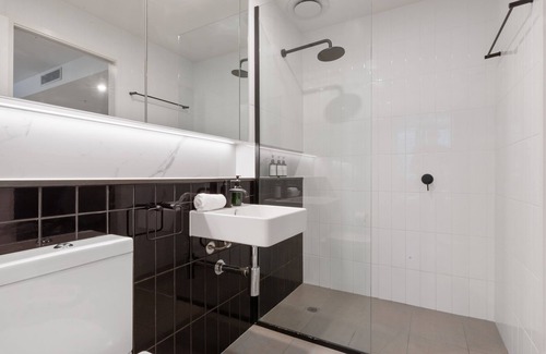 West End Apartment | Southbank One Bedroom Home with Free Parking