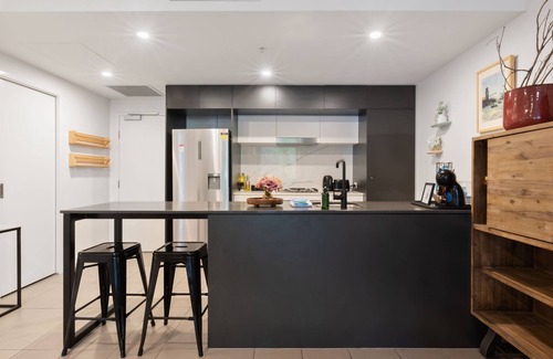 West End Apartment | Southbank One Bedroom Home with Free Parking
