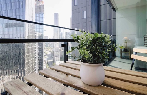 South Melbourne Apartment | Southbank Serenity With Stunning View & Balcony