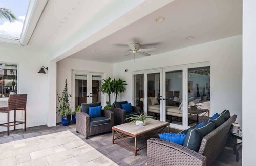 Southside House | Southern Breeze - Renovated Mid-Century Oasis Near Intracoastal