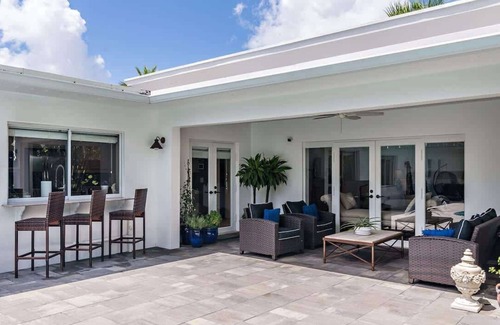Southside House | Southern Breeze - Renovated Mid-Century Oasis Near Intracoastal