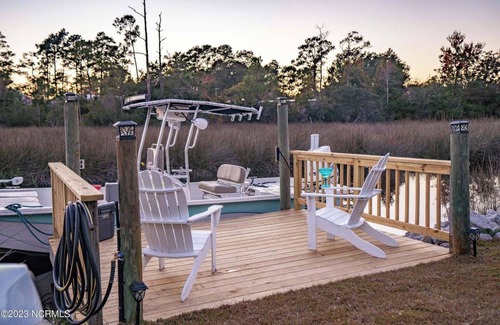 Peletier House | Southern Charm on the Waterfront! Nestled right off the White Oak River!