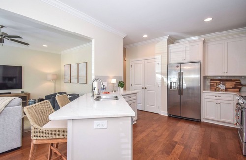 Auburn - Opelika Condo | Southern Charmer in Auburn, condo sleeps 8! Comes w/gameday parking pass!