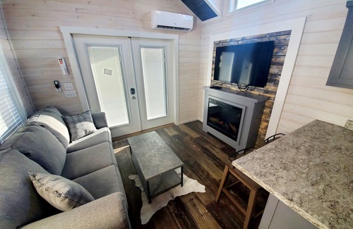 Gatlinburg - Pigeon Forge Cottage | Southern Comfort: 1 BR, 1 BA Cottage in Sevierville, Sleeps 6