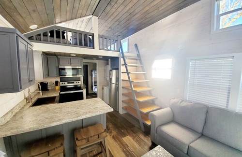 Gatlinburg - Pigeon Forge Cottage | Southern Comfort: 1 BR, 1 BA Cottage in Sevierville, Sleeps 6