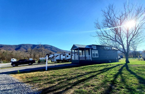 Gatlinburg - Pigeon Forge Cottage | Southern Comfort: 1 BR, 1 BA Cottage in Sevierville, Sleeps 6