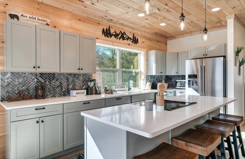 Gatlinburg - Pigeon Forge Cabin | Southern Comfort - Charming 3 bedroom cabin - Sevierville/POOL/HOTTUB/VIEWS