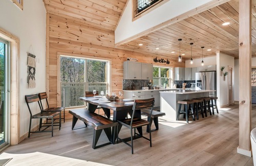 Gatlinburg - Pigeon Forge Cabin | Southern Comfort - Charming 3 bedroom cabin - Sevierville/POOL/HOTTUB/VIEWS