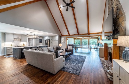 Lake Oconee House | Southern Comfort Pretty as a Peach