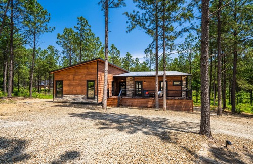 Broken Bow Cabin | Southern Leisure in Broken Bow - Modern Luxury Cabin w/Hot Tub and Fireplace
