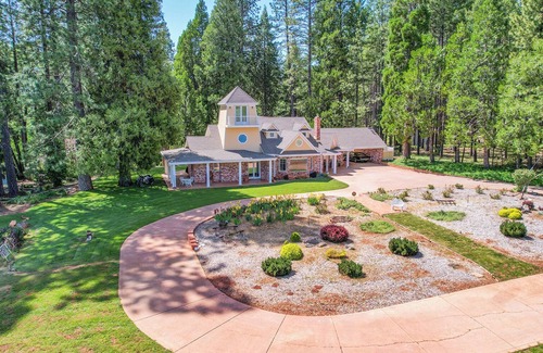 Apple Hill House | Southern livingnCharming 2-bedroom house with WiFi, AC in beautiful Camino