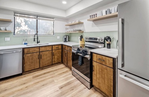 Jacksonville House | Southern Moonlight - 2BR/2.5BA Suite with Balcony