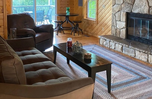 Blairsville Cabin | Southern Oak 2 Bedroom Cabin - Pet Friendly! by RedAwning
