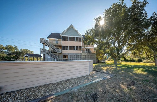 Sunset Village House | Southern Seasons – Pool, Hot Tub & Pet-Friendly