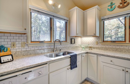 Southern Shores Cottage | Southern Shores Family Retreat Mins to Beach!