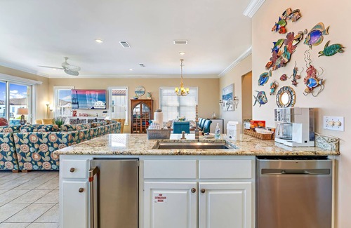 East End House | Southern Star - Across Street From Beach, Bay Views. Community Pool!