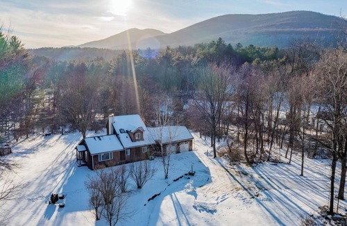 Arlington House | Southern Vermont Cottage - Read Our Arbnb reviews - 4.9!
